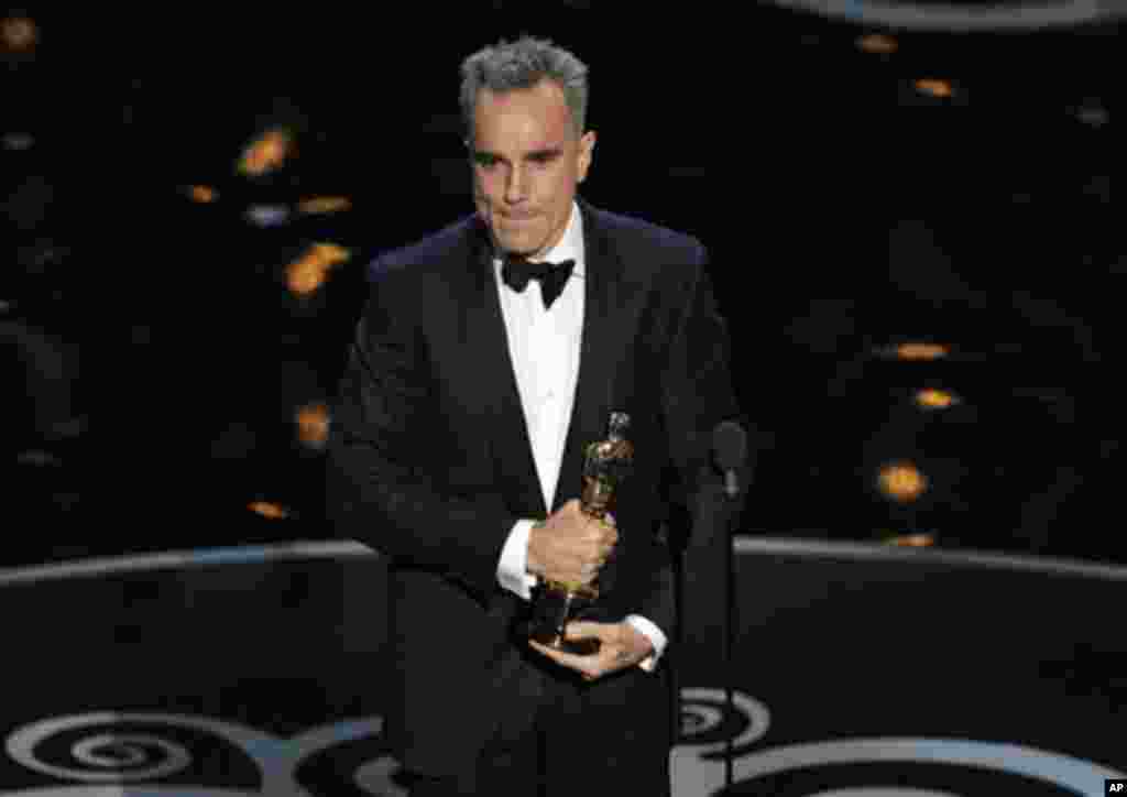 Daniel Day-Lewis menerima penghargaan sebagai aktor terbaik untuk film "Lincoln" pada Academy Awards ke-85 di Dolby Theatre, Los Angeles (24/2). (AP/Chris Pizzello/Invision)