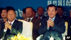 រូបឯកសារ៖ លោកនាយករដ្ឋមន្ត្រី ហ៊ុន សែន (ស្តាំ) និងលោក ហេង​ សំរិន ប្រធានរដ្ឋសភាជាតិ ចូលរួមពិធីរំឭកខួប៣៦ឆ្នាំនៃការដួលរលំនៃរបបខ្មែរក្រហម។ 