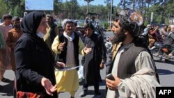 د بشري حقونو یو شمیر فعالین وایي طالبان هیڅکله هم د افغانستان د خلکو استازیتوب نشي کولی، دغو ښځینه فعالینو د ټولنې له ټولو اقشارو څخه غوښتي دي چې په دې برخه کې خپل غږ پورته کړي. عکس - د امریکاغږ ارشیف