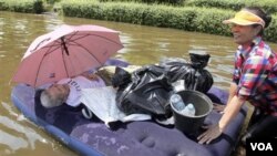 Wanita lansia dievakuasi dari wilayah banjir di Don Muang, Bangkok, Thailand (23/10). Diperkirakan banjir Bangkok baru akan surut sebulan lagi.