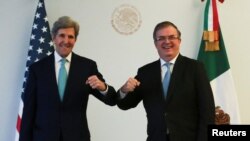 El enviado presidencial de Estados Unidos para el Clima, John Kerry, y el canciller mexicano Marcelo Ebrard se saludan durante la visita de Kerry a México esta semana.