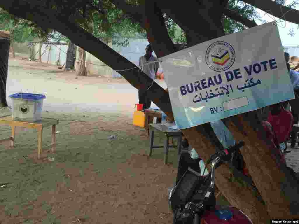 Un bureau de vote sous un arbre à Gassi, un quartier est de N'Djamena, Tchad, 10 avril 2016. (VOA Afrique/Bagassi Koura)