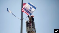 Les drapeaux américain et israélien sont prêts pour la visite du président américain Donald Trump, le 16 mai 2017. 
