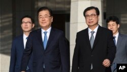 정의용 한국 청와대 국가안보실장 등 대북특사단이 5일 오전 성남비행장에서 북한으로 가는 공군 2호기로 향하고 있다. 왼쪽부터 천해성 통일부 차관, 정의용 실장, 서훈 국정원장, 윤건영 청와대 국정상황실장.