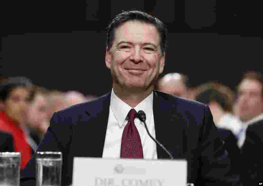 Le 9 mai 2017, Donald Trump renvoie le directeur du FBI James Comey pour son traitement de l'enquête sur les courriels d'Hillary Clinton. Mais James Comey a témoigné qu'il pense avoir été congédié pour "changer la façon dont l'enquête en Russie était menée" et son refus de cesser les enquêtes contre le général Michael Flynn L'ancien directeur du FBI témoigne à Capitol Hill, Washington, le 8 juin 2017. 