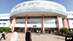 Des personnes marchent vers le palais de Justice à Dakar le 21 septembre 2015 où l'ancien dictateur Hissene Habré est jugé.
