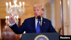El presidente estadounidense, Trump, firma la Ley Laken Riley en Washington