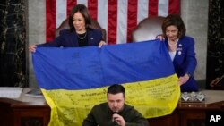 Lokacin da Zelenskyy yake gabatar da jawabinsa a gaban gamayyar Majalisar dokokin Amurka ranar Laraba