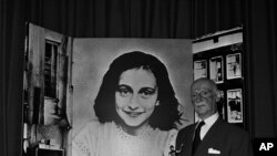 Arhiva: Otac Ane Frank, Oto, pred njene fotografije (Foto: AP/Dave Caulkin)