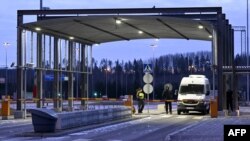 Финские пограничники проверяют автомобиль на пограничном пункте Нуйямаа утром 16 ноября 2023 г.