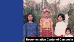 គម្រប​សៀវភៅ ​«ប្រវត្តិសាស្ត្រ​នៃ​សហគមន៍​អន្លង់វែង៖ទី​តាំង​ចុងក្រោយ​នៃ​ចលនា​ខ្មែរ​ក្រហម‍»។