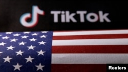 美國國旗和TikTok徽標。