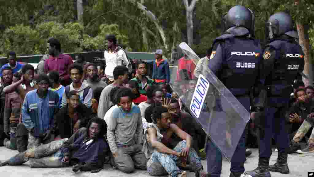 Des migrants sont assis sur un terrain, Ceuta, le 17 février 2017.