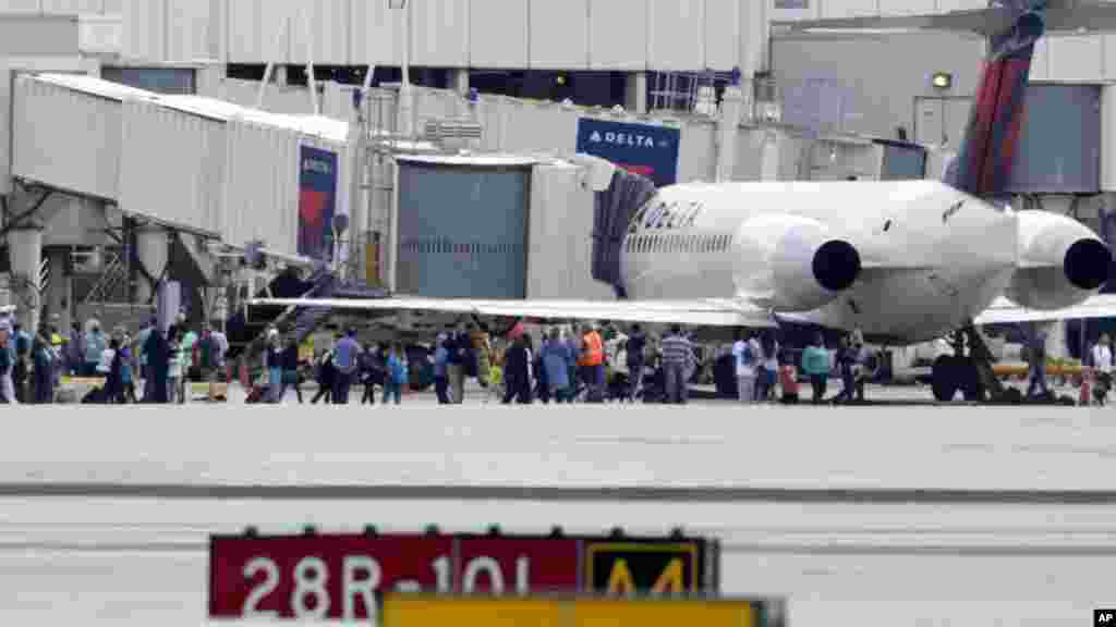 Les passagers sont évacués du terminal après des tirs à l'aéroport international de Fort Lauderdale Floride, le 6 janvier 2017.