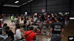 ARCHIVO: Migrantes venezolanos aguardan por un transporte para seguir su viaje hacia Nicaragua y posteriormente hacia EEUU en un centro de atención para migrantes en Paso Canoas, Costa Rica, el 16 de octubre de 2023.