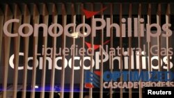 ARCHIVO - El logotipo de la empresa estadounidense de exploración y producción de petróleo y gas natural ConocoPhillips durante la feria de energía LNG 2023 en Vancouver, Columbia Británica, Canadá, el 12 de julio de 2023.