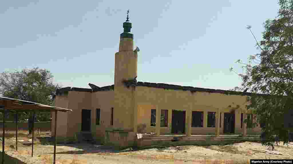 Wani masallacin da aka lalata a garin Gudumbali dake Jihar Borno. An samu hoton bayan da zaratan sojojin Najeriya suka sake fatattakar 'yan Boko Haram daga garin dake Jihar Borno