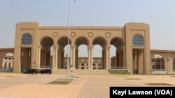 Façade de siège du parlement togolais, à Lomé, le 8 janvier 2019. (VOA/Kayi Lawson)