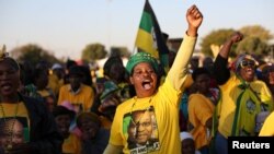 Des militants du Congrès national africain chantent un slogan lors de la campagne du président Jacob Zuma dans un quartier de Pretoria, Afrique du sud, le 5 juillet 2016.