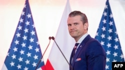 Arhiva - Američki sekretar za odbranu Pit Hegset stiže na zajedničku konferenciju za novinare sa ministrom odbrane Poljske Vladislavom Kosinjakom-Kamišom (nije na fotografiji) u štabu Ministarstva odbrane u Varšavi 14. februara 2025.