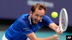 El ruso Daniil Medvedev hace una devolución al italiano Jannik Sinner, en la semifinal del Abierto de Miami, el viernes 29 de marzo de 2024.