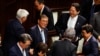 石破茂赢得众议院首相选举投票，弱势施政前景艰难
