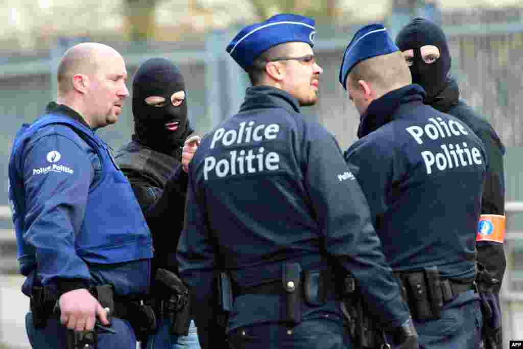 Polisi berjaga-jaga dekat stasiun metro Maalbeek di Brussels, Belgia, menyusul ledakan di sana (22/3). (AFP/Emmanuel Dunand)