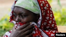 Una mujer reacciona mientras miembros de las Fuerzas de Defensa de Kenia buscan los cuerpos de desaparecidos después que inundaciones repentinas arrasaron varias casas tras las fuertes lluvias en la aldea Kamuchiri de Mai Mahiu, condado de Nakuru, Kenia, el 1 de mayo de 2024. 