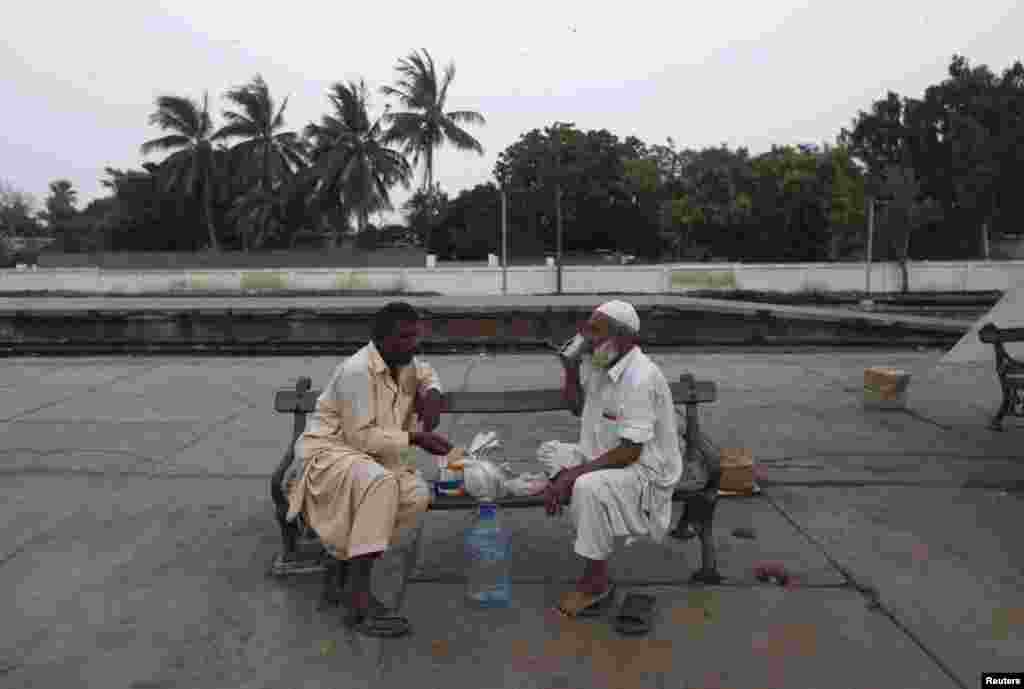 Breaking fast at Karachi's Cantonment railway station, Pakistan, July 2, 2014.