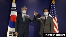 Utusan khusus Presiden AS Joe Biden untuk Korea Utara, Sung Kim bersama Utusan khusus Korea Selatan Noh Kyu-duk (kanan), di Plaza Hotel, Seoul, 23 Agustus 2021.