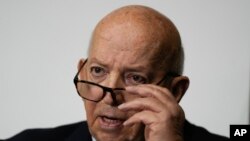 ARCHIVO - José Otty Patiño, jefe negociador del gobierno colombiano, en una conferencia de prensa conjunta con Pablo Beltrán, comandante y jefe negociador del ELN, como parte de los diálogos de paz entre ambas partes, en Bogotá, Colombia, el 10 de octubre de 2023. 