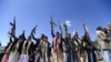 Pria-pria Yaman bersenjata mengangkat senjata mereka saat berkumpul dekat ibukota Sanaa untuk menunjukkan dukungan mereka kepada pemberontak Syiah Houthi terhadap koalisi pimpinan Arab Saudi. 21 Februari 2019 (foto: Mohammed Huwais/AFP)