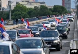 Automobili vijore zastavu Srbije dok voze Beogradom u znak protesta zbog glasanja Ujedinjenih nacija za uspostavljanje godišnjeg dana sećanja na genocid u Srebrenici 1995. godine, u Beogradu, 23. maja 2024. godine.
