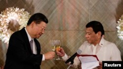 中國國家主席習近平和菲律賓總統杜特爾特在馬尼拉總統府舉行的國宴上。（2018年11月20日）