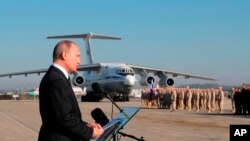 Президент России Владимир Путин на авиабазе Хмеймим, Сирия. Архивное фото, 12 декабря 2017.