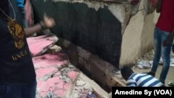 Une partie de la tribune écroulée au stade Demba Diop , au Sénégal, le 25 juillet 2017. (VOA/Amedine Sy)