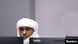 Militan Islam Mali, Al Hassan Ag Abdoul Aziz Ag Mohamed Ag Mahmoud di ruang sidang Mahkamah Kejahatan Internasional di Den Haag, Belanda, 8 Juli 2019. (Foto: dok).

