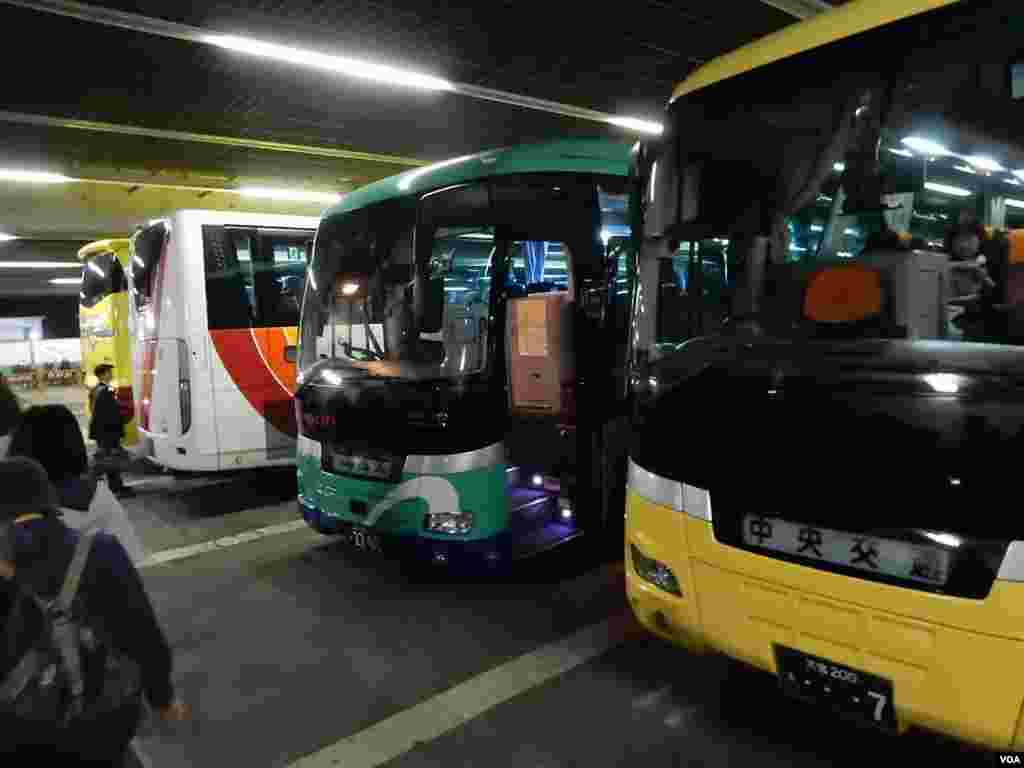 多個日本當地旅行團的旅遊車在新宿一個停車場同時準備出發。(美國之音湯惠芸攝)