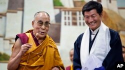 지난 6월 티베트의 정신적 지도자 달라이라마(왼쪽)가 티베트 망명 정부 롭상 산가이 총리와 함께 인도 다름살라의 티베트 어린이 학교를 방문했다. (자료사진)