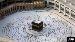 Jamaah mengelilingi Ka'bah, tempat suci umat Islam, di tengah Masjidil Haram di kota suci Mekkah, 2 Agustus 2020. (Foto: AFP)