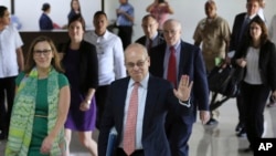 美国东亚事务最高外交官丹尼尔•拉塞尔在与菲律宾马尼拉南部的外交事务部官员们相见前向记者们招手(2016年10月24日)