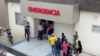 Un grupo de personas frente al Hospital Rodríguez Zambrano de la ciudad de Manta, Ecuador, donde fue conducido el alcalde Agustín Intriago después de ser baleado el 23 de julio de 2023. La foto es una captura de pantalla de redes sociales divulgada por Reuters.