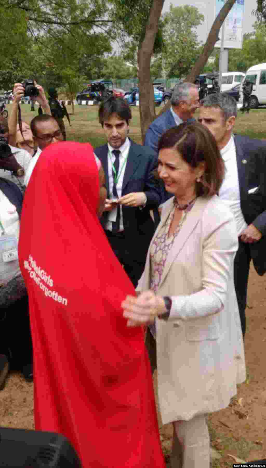 'Yar majalisar kasar Italiya Laura Boldini ta ziyarci 'Yan Kungiyar BBOG A Dandalin Unity Fountain Inda akayi bikin Murnar sako'Yan Matan Chibok.
