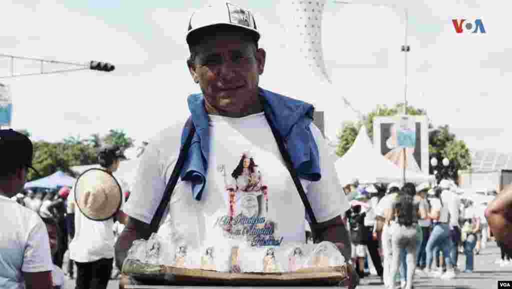 Los vendedores ambulantes como José Antonio Morillo también asistieron a la procesión para honrar a la virgen, vendiendo estatuillas de su imagen. 