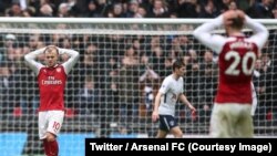 Les joueurs d’Arsenal se tiennent la tête après la défaite contre Tottenham (1-0) en Premier League, Angleterre le 10 février 2018. 