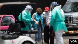 Una paciente de COVID-19 es ayudada por trabajadores de la salud en México. El medicamento que ayudó al presidente Trump estaría disminuyendo los síntomas en otros pacientes, aseguró su frabricante..