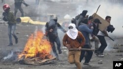 Manifestantes opuestos al gobierno huyen de la policía durante enfrentamiento en Ecuador