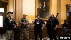 Michael John Null dan Willam Grant Null (kanan) tersangka dalam rencana penculikan gubernur negara bagian Michigan, di Lansing, 30 April 2020. Mereka didakwa pada 8 Oktober 2020.