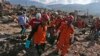 Tim SAR mengangkat mayat korban di desa Balaroa, daerah paling parah terdampak gempa bumi di Palu, Sulawesi Tengah, 8 Oktober 2018. 