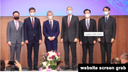 出席9月4日“重組供應鏈：促進理念相近夥伴間之韌性論壇”的各方代表。從左至右：台灣外貿協會董事長黃志芳、歐盟駐台代表高哲夫、捷克參議院議長維特齊、美國在台協會（AIT）處長酈英傑、外交部長吳釗燮、日本駐台代表泉裕泰。（照片來源：美國在台協會網站提供）